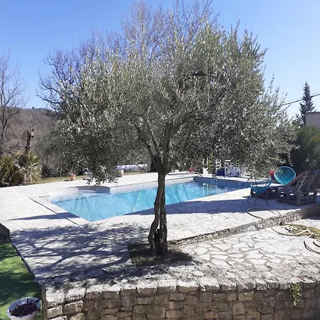 Villa La Treille Avec Piscine Pierrevert